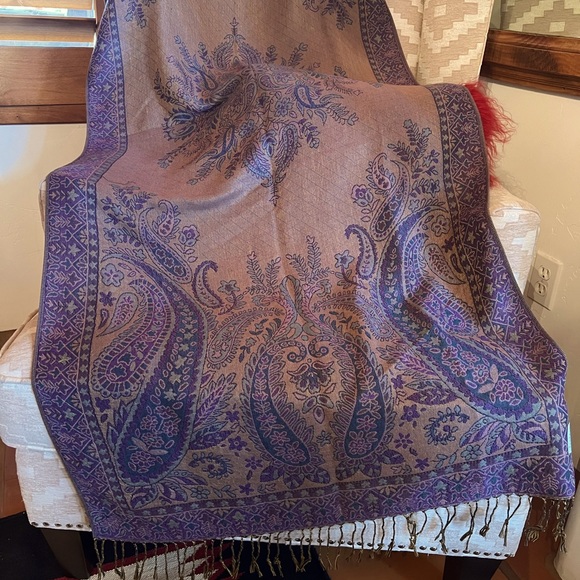 Beautiful Scarf/Wrap - Picture 2 of 5